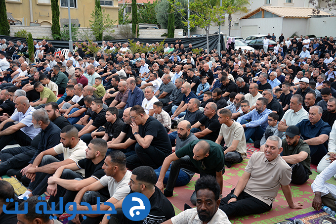 اهالي جلجولية يؤدون صلاة عيد الاضحى في ساحة مسجد الروضة في جلجولية 